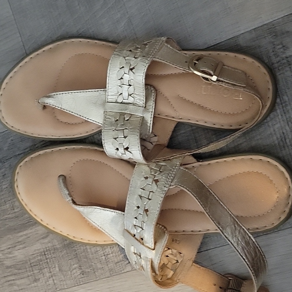 Women’s metallic gold Born sandals t-strap 10